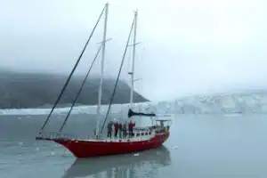 Путешествие «всё включено» вдоль ледников Гренландии на яхте: Атлантический океан, фьорды и айсберги