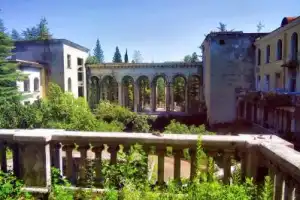 Ничто не вечно. Застывшие канатки Чиатуры и санатории Цхалтубо - 6