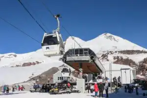 Ледяная поляна Азау и озеро Гижгит из Минеральных Вод Ледяная поляна Азау и озеро Гижгит из Минеральных Вод