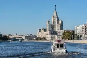 По Москве-реке — на английской яхте Fairline Phantom 40