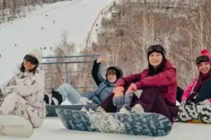 Новогодняя тусовка на 3 горнолыжных курортах Урала с праздничным банкетом и жаркой баней