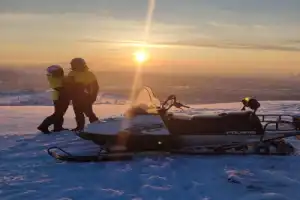 Часовая прогулка на снегоходах в мини-группе