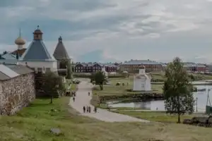 Путешествие на Соловки: погружение в историю, прогулки на катере, лодке и пешком Путешествие на Соловки: погружение в историю, прогулки на катере, лодке и пешком