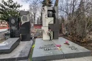 Новодевичье кладбище: легендарные имена в отражении истории - 9