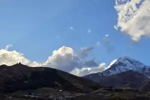 Путешествие из Тбилиси в Казбеги: от крепости Ананури до храма Гергети - 5