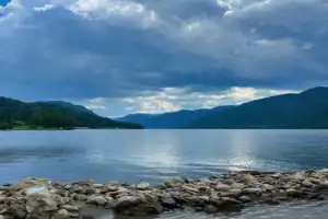 По Телецкому озеру на катере с прогулкой к водопадам