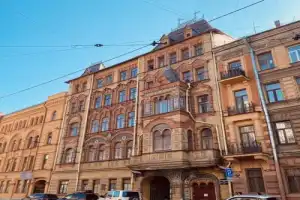 Контрасты Петербурга: дворы и парадные - 8