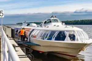 «Метеор» из Петергофа в Петербург