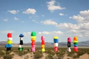 Арт-объект посреди пустыни — Seven Magic Mountains - 6