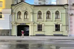 Истории женщин old money на прогулке по Поварской улице