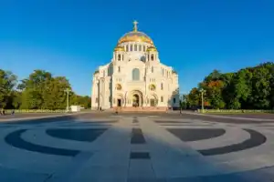 По Кронштадту — на автобусе и теплоходе По Кронштадту — на автобусе и теплоходе