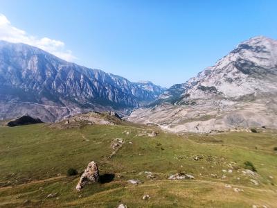 Лавочка над пропастью и наскальная крепость в Урсдоне - 12