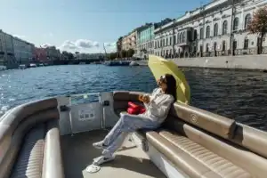 По рекам утреннего Петербурга — на катере и в небольшой группе
