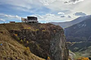 Путешествие из Тбилиси в Казбеги: от крепости Ананури до храма Гергети