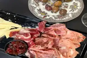 Вкус Афин: сыры, оливки, пироги и вино