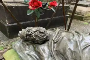 Групповая прогулка по Пер-Лашез: знаменитости, легенды и вороны - 10