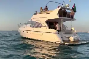 На яхте вдоль знаковых локаций Дубая На яхте вдоль знаковых локаций Дубая