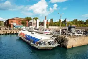 «Метеор» из Петергофа в Кронштадт «Метеор» из Петергофа в Кронштадт
