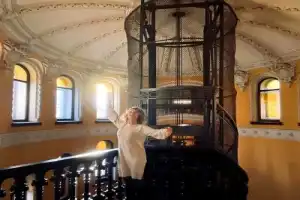 Контрасты Петербурга: дворы и парадные - 13