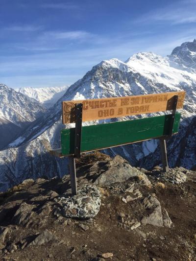 Лавочка над пропастью и наскальная крепость в Урсдоне - 3