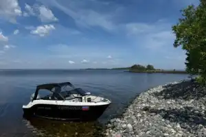 На катере — к Шардонским островам На катере — к Шардонским островам