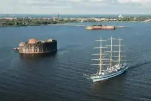 По Кронштадту — на автобусе и теплоходе - 6
