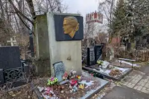Новодевичье кладбище: легендарные имена в отражении истории - 18