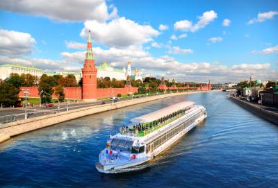 Прогулка на панорамном теплоходе «Ривер Палас» по центру Москвы с обедом или ужином - 7