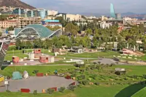 Первое свидание с Тбилиси: дворики, храмы и неожиданные локации