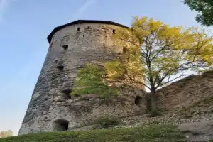 Из Пскова в Изборск и Печоры: две крепости, две святыни Из Пскова в Изборск и Печоры: две крепости, две святыни