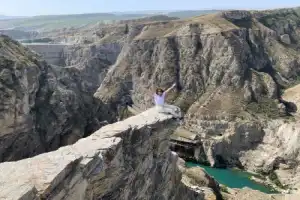Поездка в Сулакский каньон — с человеком, который живёт здесь с рождения