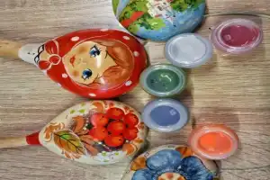 От ложки до матрёшки: мастер-класс по росписи по дереву в Суздале