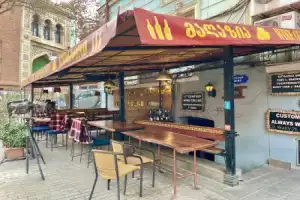 Пьём вино в сердце Старого Тбилиси