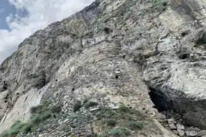 Лавочка над пропастью и наскальная крепость в Урсдоне - 13