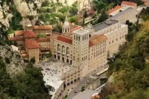 Из Барселоны — в горы Монтсеррата к знаменитому монастырю и Чёрной Мадонне - 4