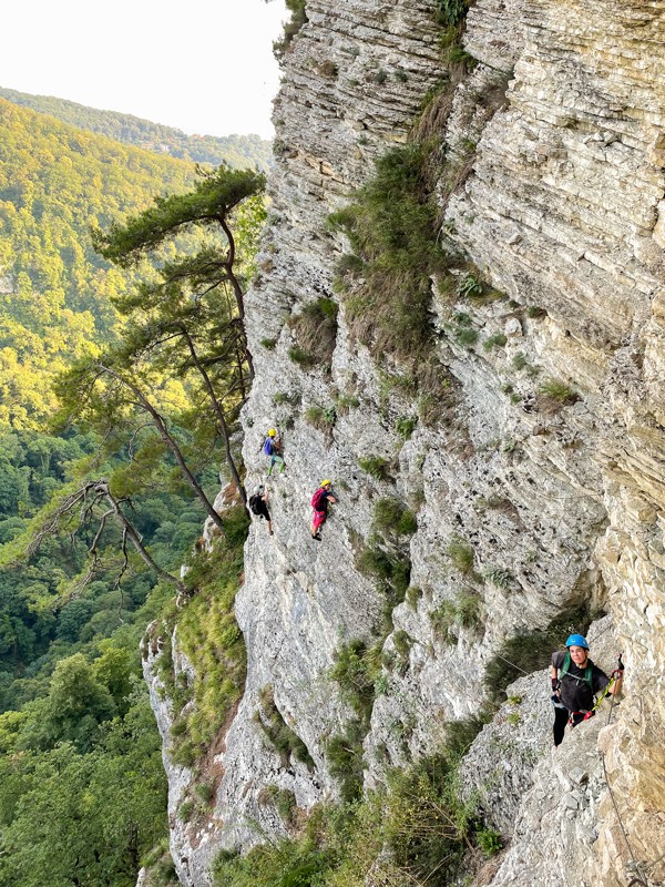 Виа феррата сочи. Виа феррата сочи. Виофирата. Орлиные скалы сочи мост. Виа феррата красная поляна.