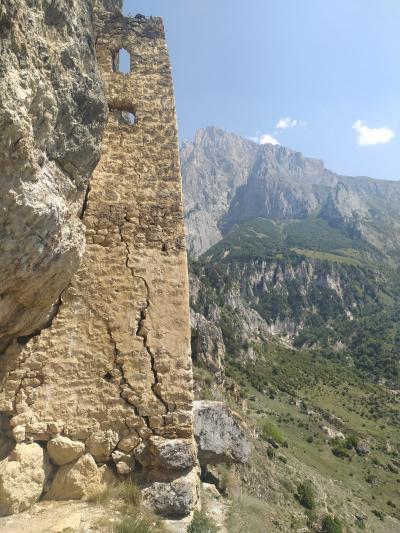 Лавочка над пропастью и наскальная крепость в Урсдоне - 6