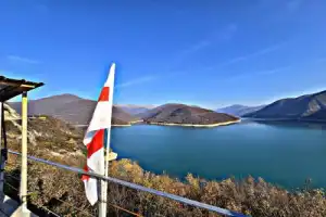 Путешествие из Тбилиси в Казбеги: от крепости Ананури до храма Гергети - 3