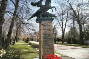 Новодевичье кладбище и его главные скульптуры - 4