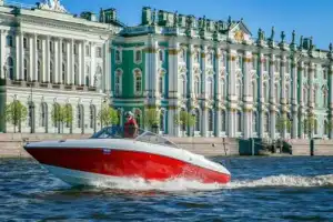 На катере — по Финскому заливу и центру города