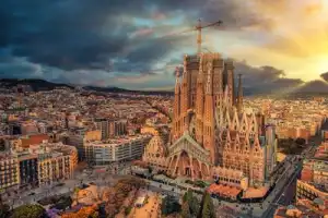 Барселона Гауди: от подземных тайн до небесных шпилей Барселона Гауди: от подземных тайн до небесных шпилей