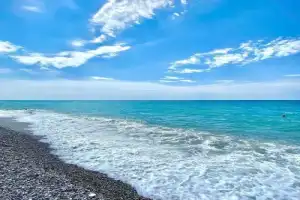 Пицунда: море, сосны и отдых в Голубой лагуне Пицунда: море, сосны и отдых в Голубой лагуне
