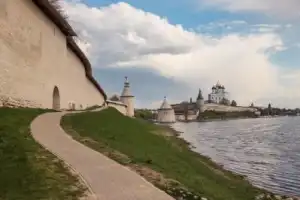 Обзорная пешеходная экскурсия по Кремлю и центру Пскова