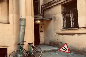 Контрасты Петербурга: дворы и парадные - 14