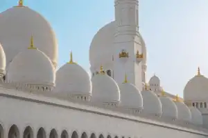 Из Дубая в Абу-Даби: туда, где традиции встречают роскошь Из Дубая в Абу-Даби: туда, где традиции встречают роскошь