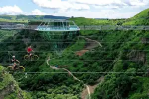 Каньон Дашбаши и Цалкинское водохранилище на экскурсии в мини-группе Каньон Дашбаши и Цалкинское водохранилище на экскурсии в мини-группе