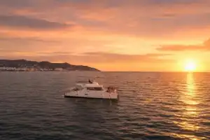Морская прогулка на катере с вином и закусками Морская прогулка на катере с вином и закусками