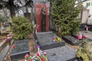 Новодевичье кладбище: легендарные имена в отражении истории - 17