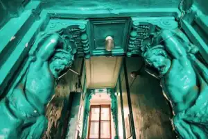 Петербург за закрытыми дверями: парадные лестницы и дворы-колодцы