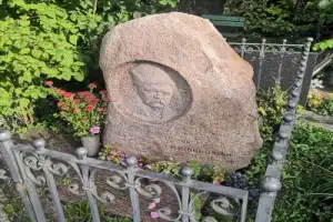 Новодевичье кладбище и его главные скульптуры - 10